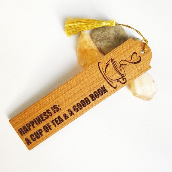 Lesezeichen aus Holz mit Happiness-Zitat